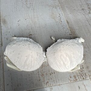 $10👄 PASSIONATA Embroidered Lace Underwire Bra in Ivory